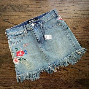 NEW EXPRESS Women Embroidered Floral Frayed Denim Mini Jean Skirt, Size 2 NWT